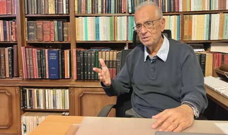 “Bibliyofili ile bibliyomani arasındaki ince çizgide yürüyorum.”